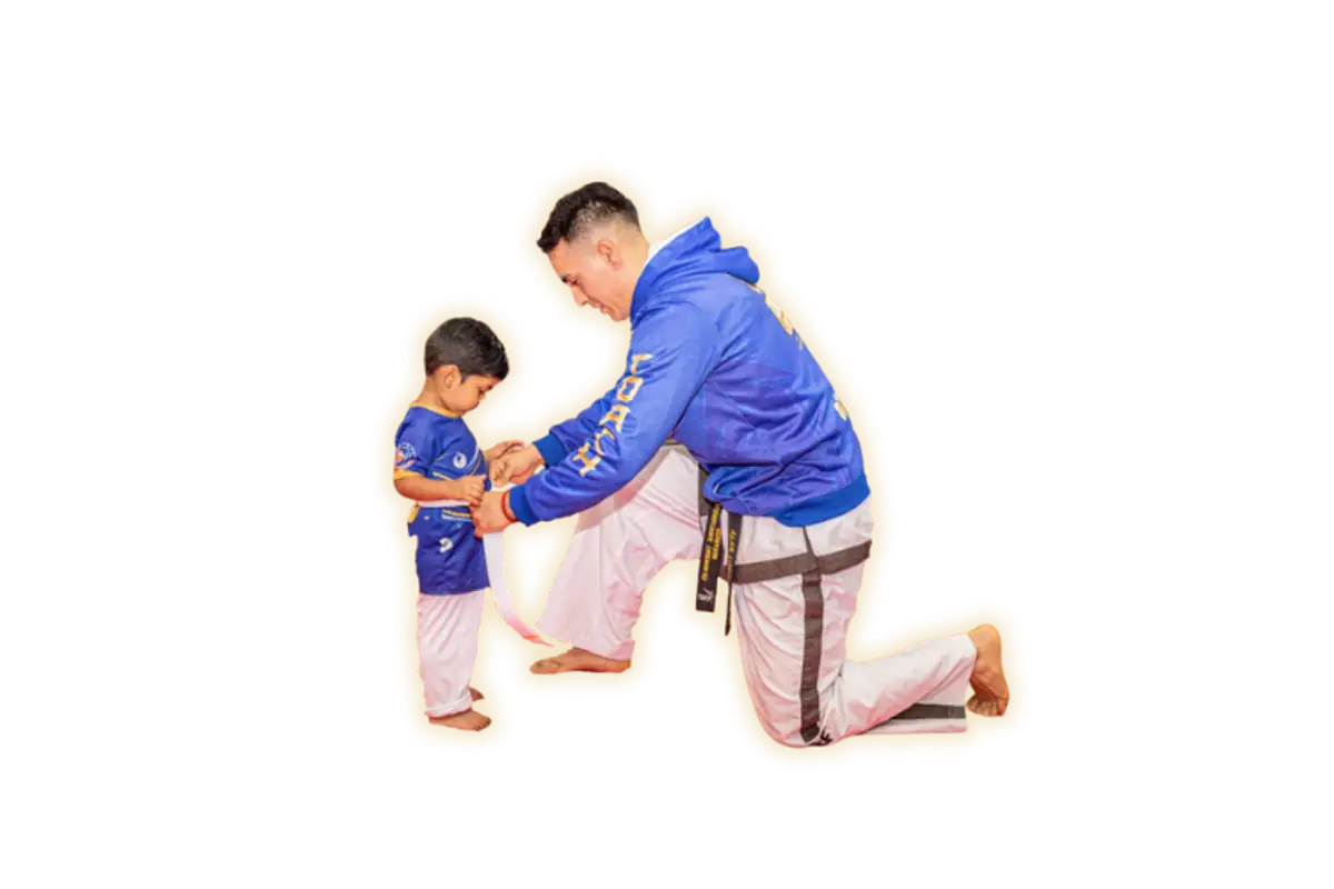 Niño pequeño en su primera clase de Taekwon-Do - Ganando confianza y seguridad