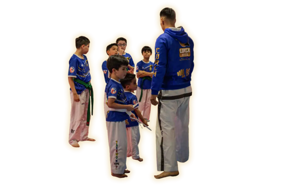 Niño aprendiendo disciplina y respeto en Taekwon-Do - Valores fundamentales