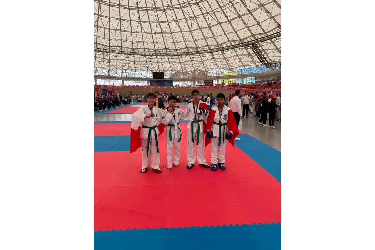 Equipo con medallas junto a rivales en el Sudamericano ITF Lima 2026