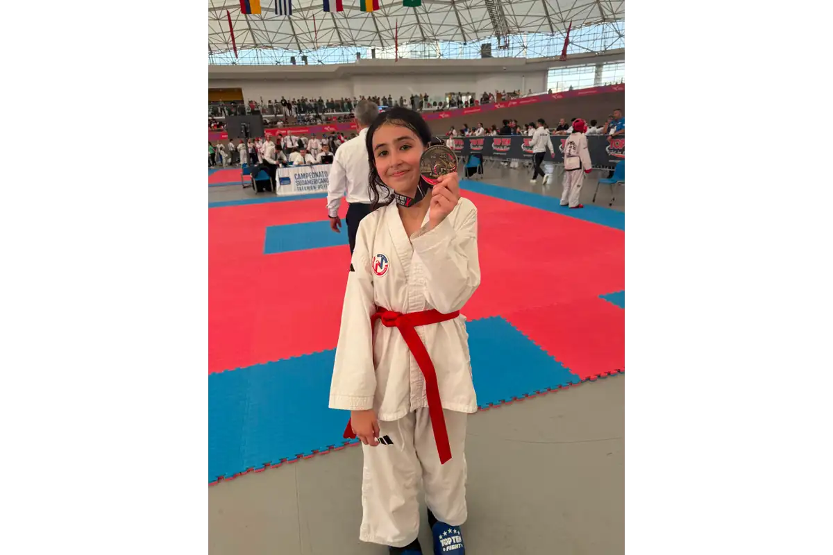Mariana mostrando su medalla en el Sudamericano ITF Lima 2026