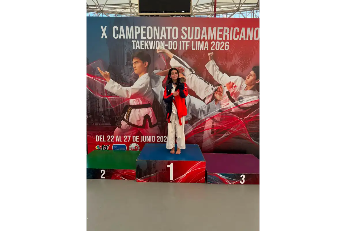 Mariana en el primer lugar del podio del Sudamericano ITF Lima 2026